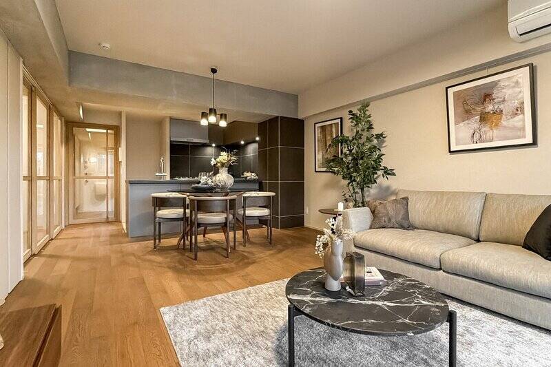 内装はあえて過度な装飾をせず、アートが映える「余白」を意識したデザインに。床にはダークトーンのオーク材を使用。