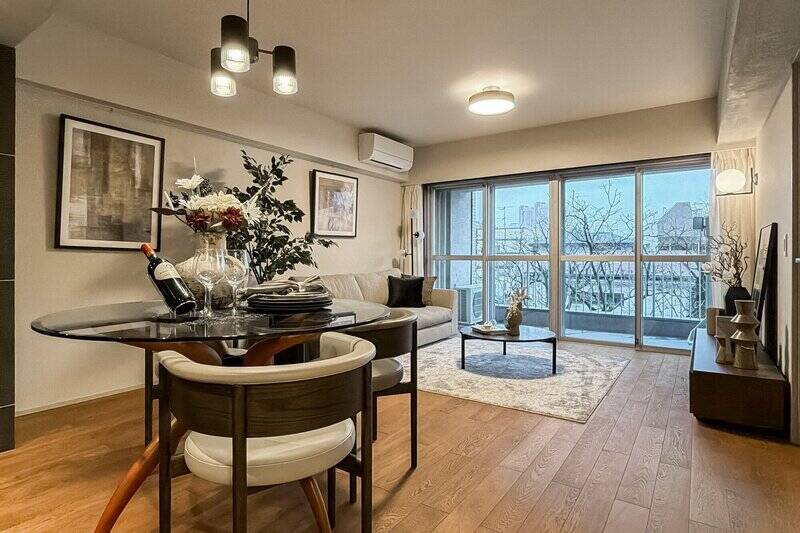 右手奥にある内装に合わせたブラケットライトは、物件に付帯しています。