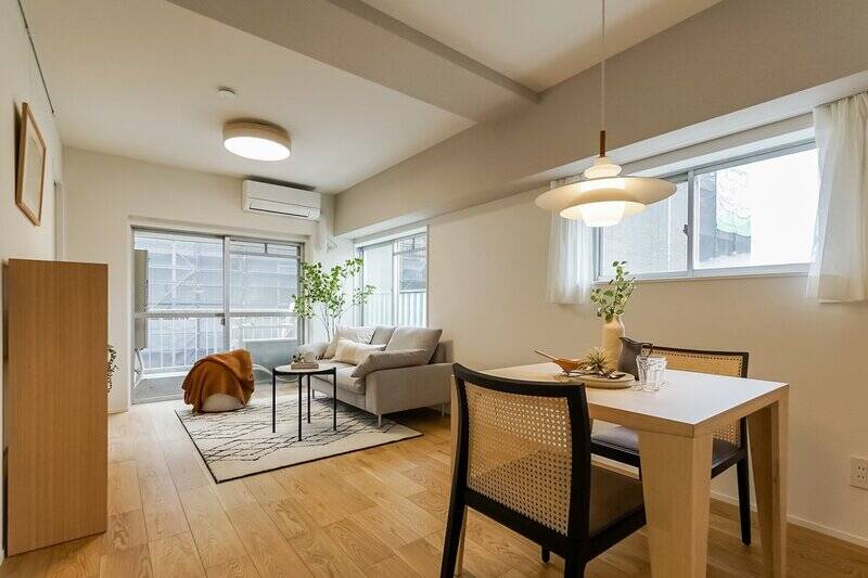 南西と北西向きの窓から、暖かな陽が差し込むリビングダイニング（LD）。窓が多く配置され、開放感がある空間です。