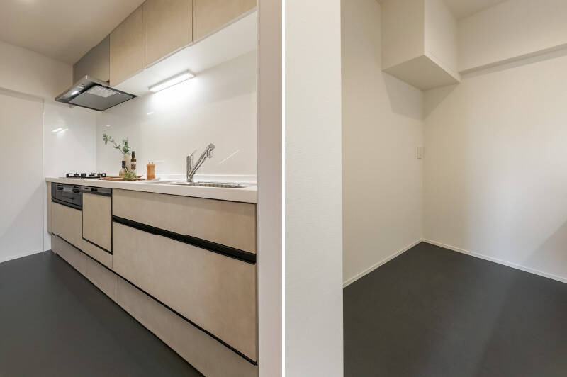 ダイニングからアクセスしやすいキッチン。3口コンロ、食洗機に加え、水栓には浄水器が備わっています。背面には冷蔵庫、収納家具を置けるスペースも確保していますよ。