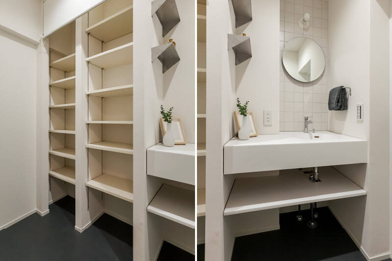 <b>左・</b>ゆったりとスペースを確保した洗面室。壁には可動棚を設置。ロールカーテン付きのため、普段は隠しておくことで、生活感を抑えられますよ。／<b>右・</b>コンパクトな洗面台。丸鏡、タイル貼りでかわいらしい雰囲気に。朝の身支度も気分があがりそう♪