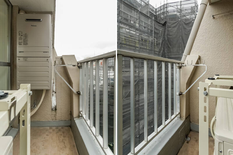 幅がコンパクトなバルコニー。物干し金具が備わっています。