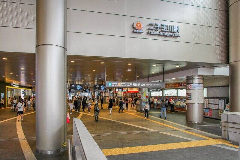 さらに「用賀」駅のお隣「二子玉川」駅までは徒歩18分でアクセス可能！ ショッピングセンターや百貨店といった商業施設が集まっており、休日に気軽にお買い物に行けるのはうれしいですね。