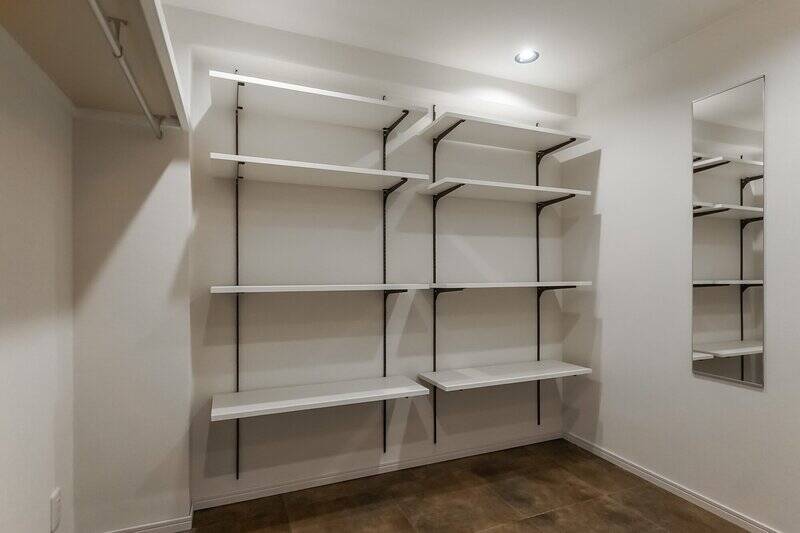 中は広々としたシューズインクローゼット。可動棚のほか、ハンガーパイプの配されたオープンクローゼットまであり、靴だけでなく衣類も収納可能です。