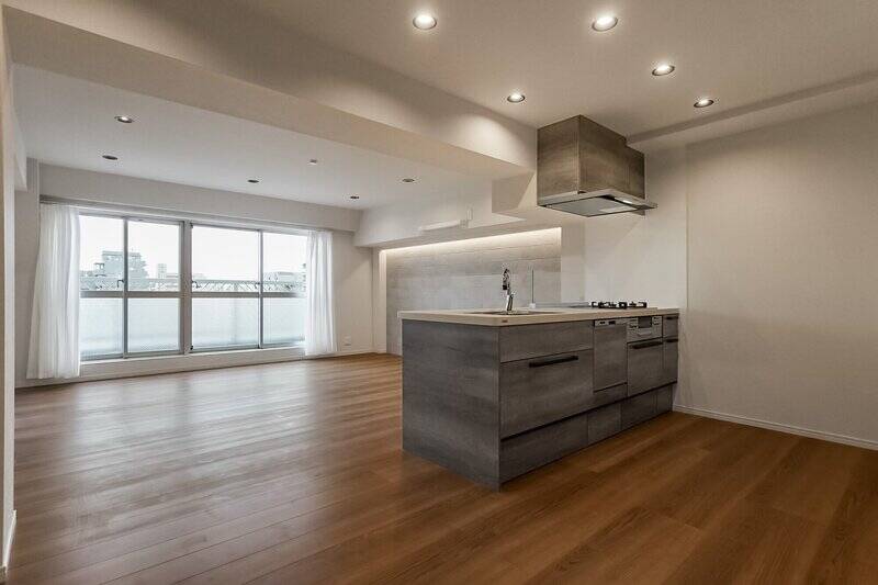 LDKまでやってきました。広さはなんと約22.4帖！ 心が解きほぐれるような開放感です。窓は南向きで開口も広く、しっかりと光を取り込めます。