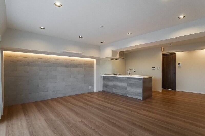 リビング側から一枚。タイル貼りの壁面が空間のほどよいアクセントに。