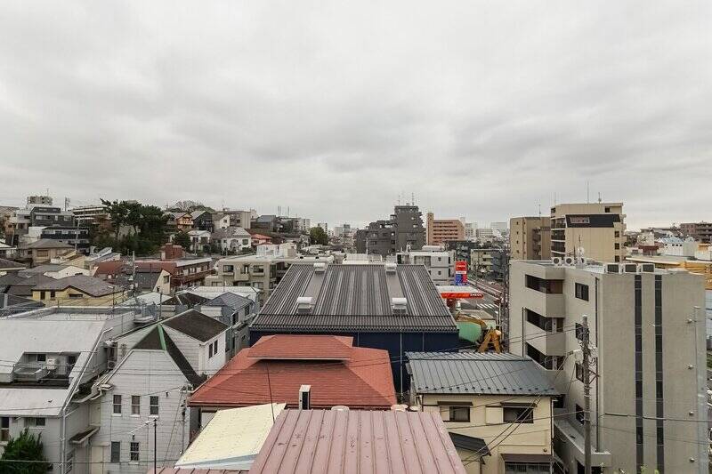 周辺は低層住宅が多いため、視界良好です。晴れていれば、気持ちよく青空を仰げそう。
