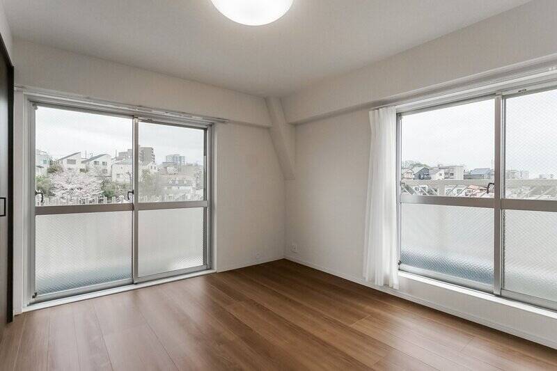 開放感ある南と東の二面採光。なんと東側にもバルコニーがあります。出てみましょう。