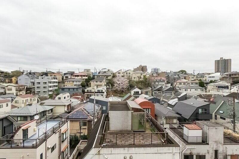 分かりますでしょうか、正面に桜が見えています。写真では小さく写っていますが、実際は結構な存在感ですよ♪