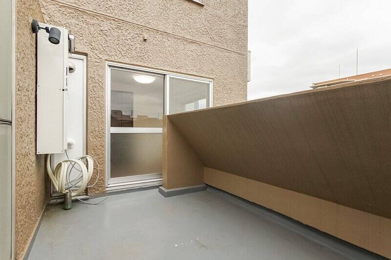 こちらがテラス。北向きですが、スペースにゆとりがあるので、物干しの際はこちらを活用するのがよさそう。