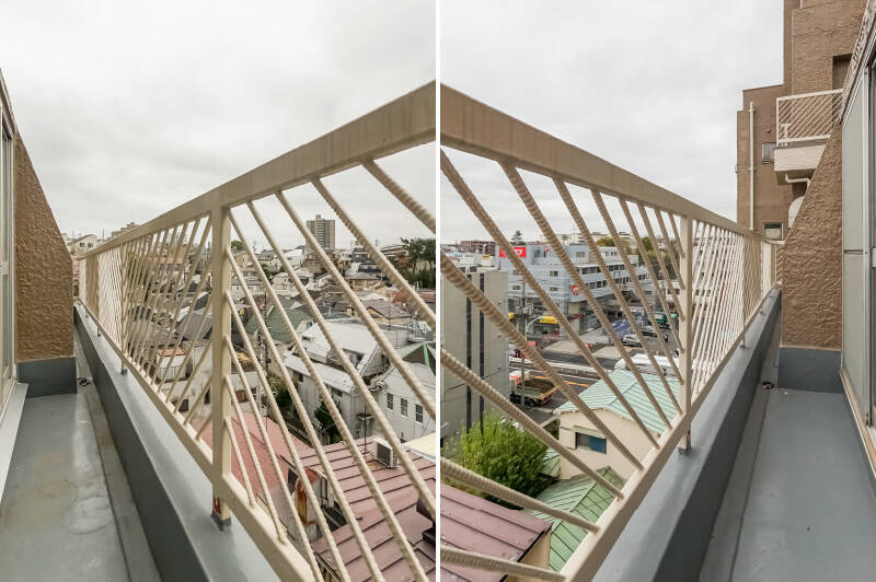 バルコニーの奥行きは、人ひとり分ほど。洋室Aの方まで続いていますが、途中の構造体によってやや仕切られています。