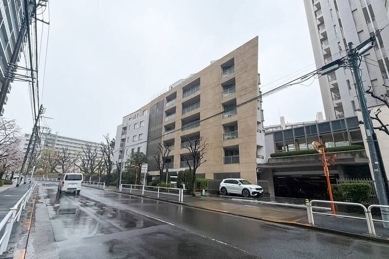 2000年竣工、総戸数109戸のマンション。ふたつの棟がつながっている構造で、今回の住戸は地上7階建ての棟に所在しています。