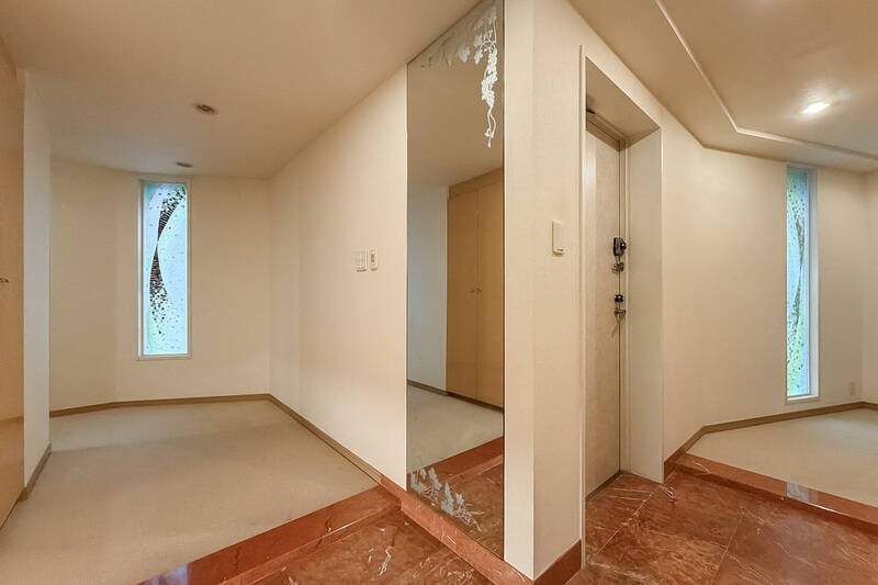 <p>玄関扉を開けると廊下がふた手に分かれており、右側には入ってきた玄関とは別の扉が！ それぞれエレベーター側・共用階段側からアクセスできる、珍しい構造になっています。</p>