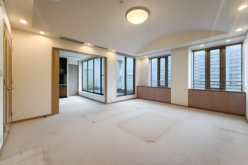 現況のLDK部分は約25.4帖。これだけ広ければ、壁を隔ててもうひとつ個室を設けることもできそうです。