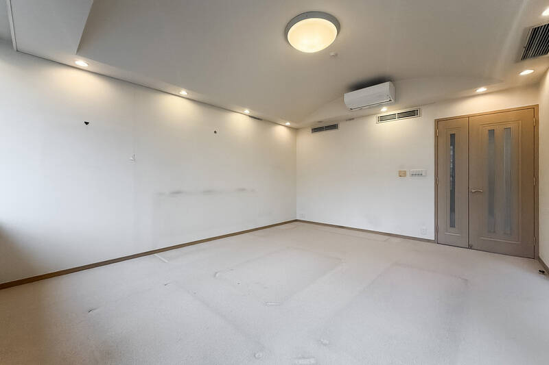 天井はアーチがかったデザイン。天井高が確保されているので、解体費をかけずにアーチを活かしてクロスの貼り替えや塗装で仕上げるのもおすすめです。