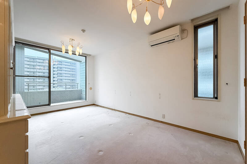 洋室Cも二面採光。お気付きかもしれませんが、南西側の窓の外は……