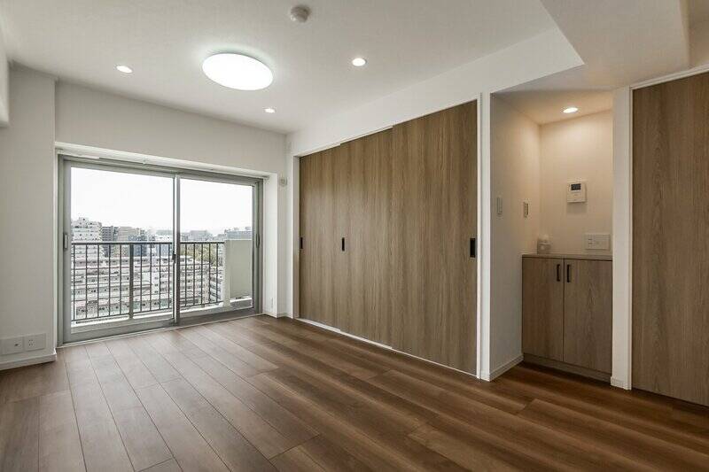 <p>約12.5帖の南向き。前面に高い建物がないため、室内からも遠くまで見渡せます。</p>