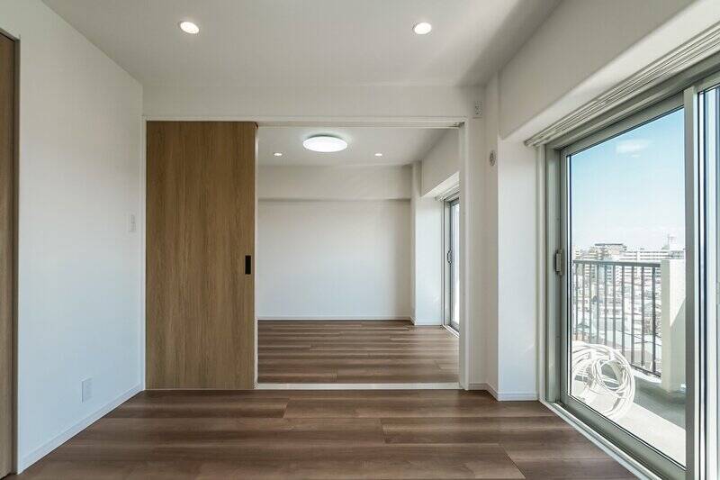 3枚の引き戸で仕切られ、開けるとLDKの延長のように使えます。