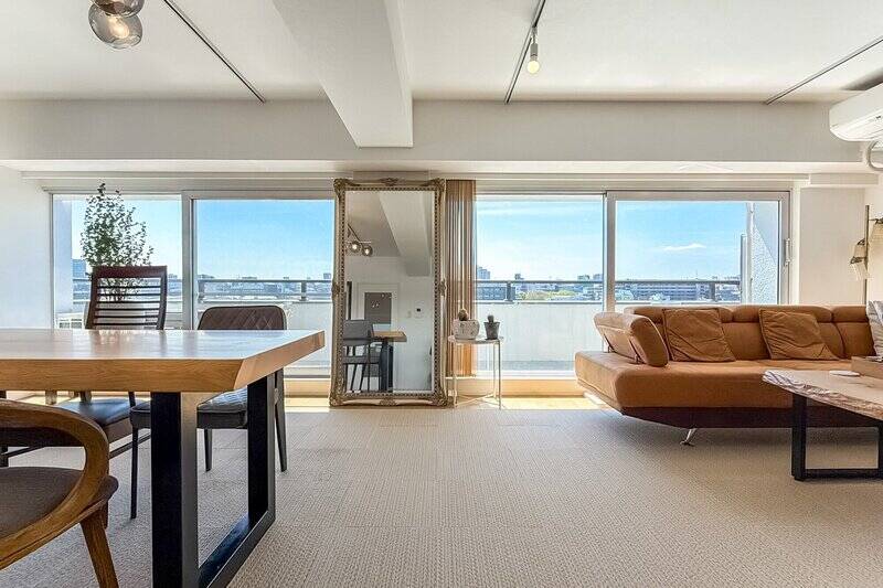 ご覧ください、この突き抜けた眺望！ LDKの広さは約24.2帖。南東向きの大きな窓から、自然光がサンサンと降り注ぐ空間です。