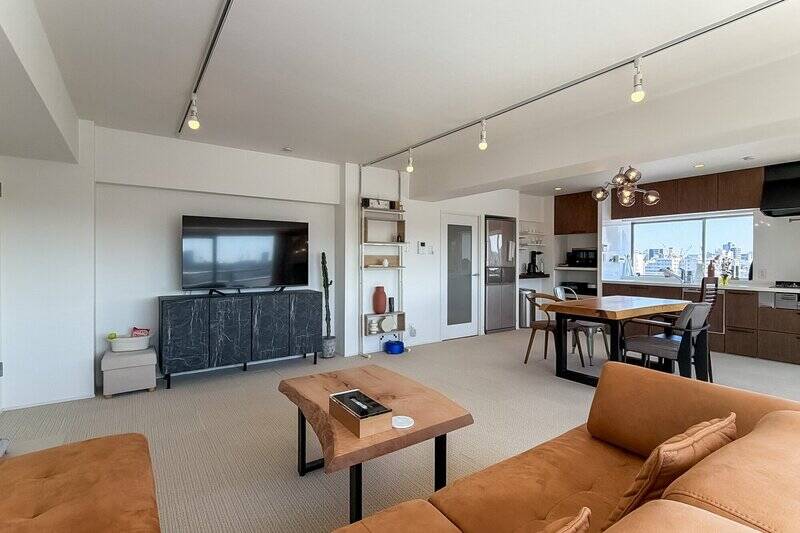 窓を背にしたカット。リビングダイニングに大きめの家具を置いても、まだまだ余白のある広さです。