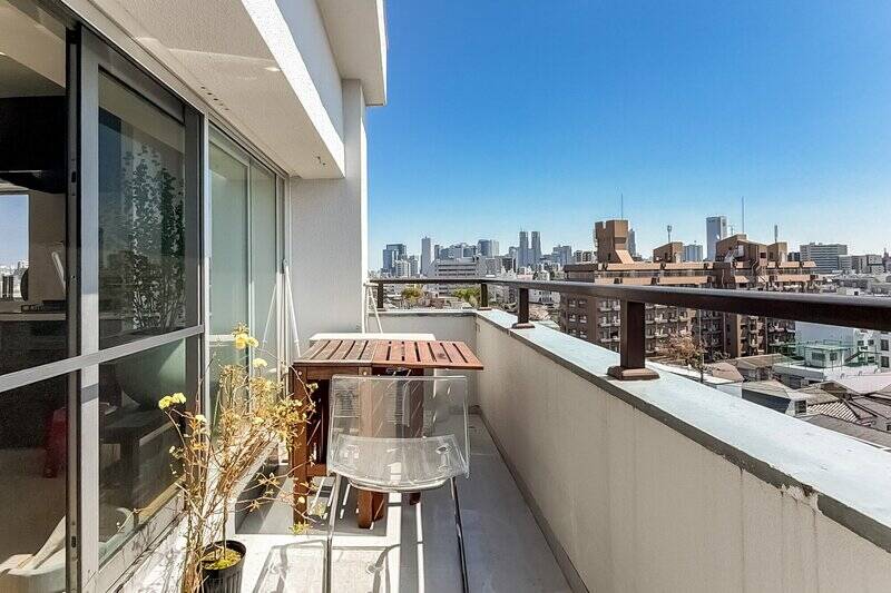 バルコニーへ出ると、そこにはもうひとつの「居場所」が。奥行きが深く、テーブルや椅子を置ける広さです。