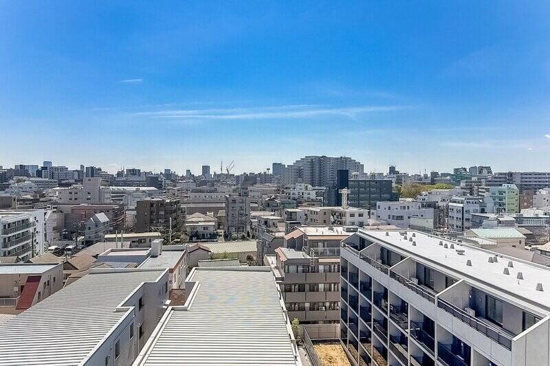 新宿・渋谷・中野のビル群を一望できるパノラマビュー。空気が澄んだ日には、夕焼けに染まる富士山の姿も拝めます。