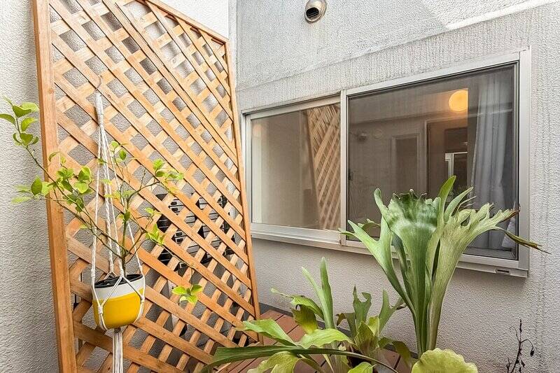 そしてこちらは、ワークスペースからアクセスできる「インナーガーデン」。穏やかな風が通り抜けるこのスペースは、建物の吹き抜けを利用した空間のため、外部の視線がまったく気になりません。