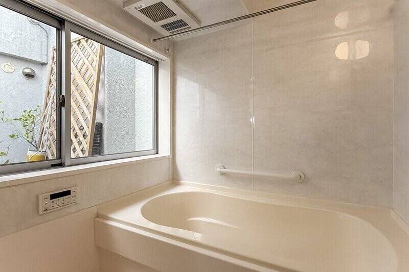 そして、イチオシポイントはこの浴室！ 大きな窓の外は先ほどのインナーガーデンのため、窓全開で入浴もOK。お風呂でしっかり温まってから、窓を開けて外気浴……自宅にいながら「ととのう」体験ができちゃいます。