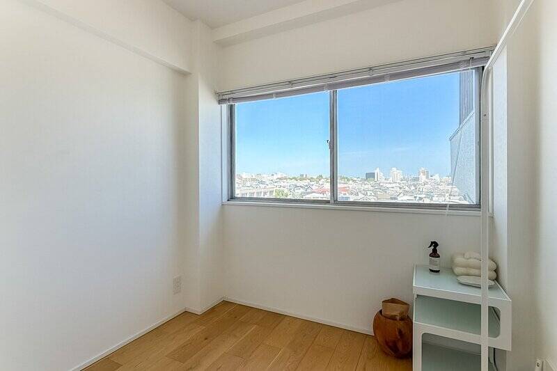 洋室Bは、コンパクトながらも落ち着く空間。窓の外には開放的な景色が広がっています。