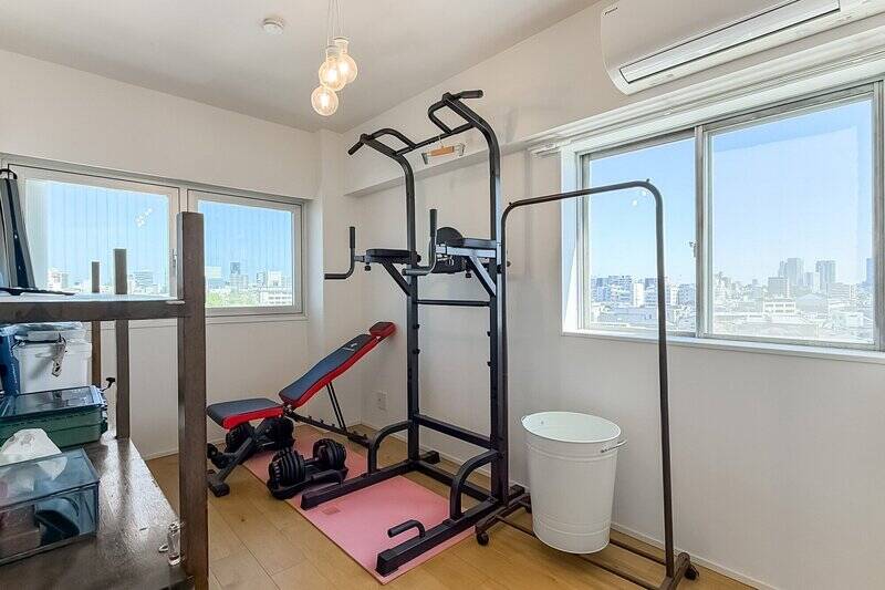 洋室Cは現在、トレーニングルームとして活躍中。二面採光で明るく、朝の筋トレもはかどりそうです。こちらの洋室にはWICもあるので、家族それぞれの荷物がしっかり収まります。