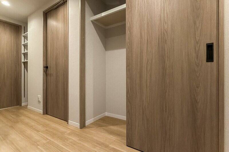 廊下には、引き戸タイプのクローゼットとオープンタイプの可動棚を設置済みです。