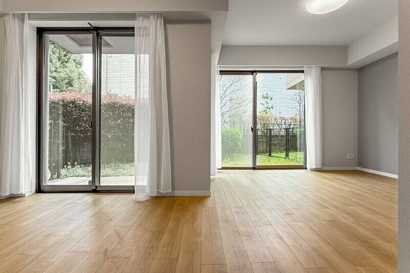 南東向きの大きな窓から自然光が差し込む、約17.5帖の広々としたLDK。