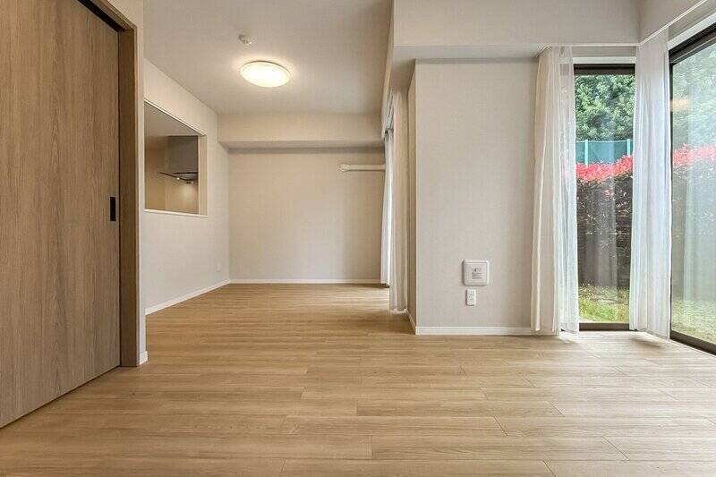 フローリングやクロスは新調され、足を踏み入れた瞬間に清々しい空気に包まれます。