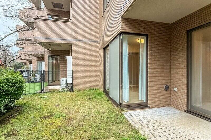 リビングの先に広がる、約20㎡の専用庭。テラスから続くこの場所は、チェアを設えて、アウトドアリビング風に使うのも素敵。