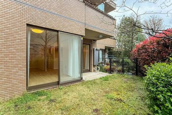 自由を描く緑と庭