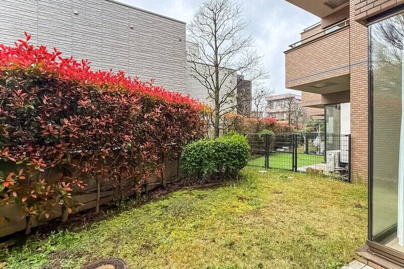 庭の生け垣が、外からの視線を緩やかに遮ってくれます。