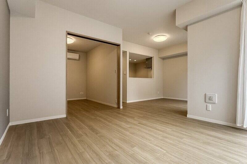 LDKには、約5帖の洋室Aが隣接しています。このように引き戸を開放すれば、LDKの拡張スペースとして利用可能です。