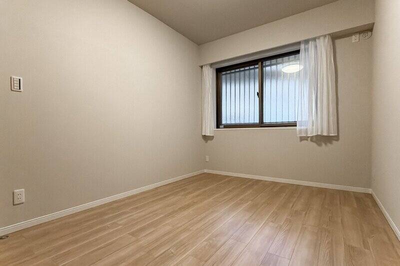 <p>北西向きの洋室B。ゆとりある広さで、ダブルベッドを配置しても余裕がありそうです。</p>