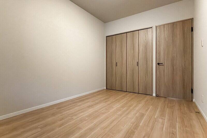 収納として、奥行きのあるクローゼットが備わっています。