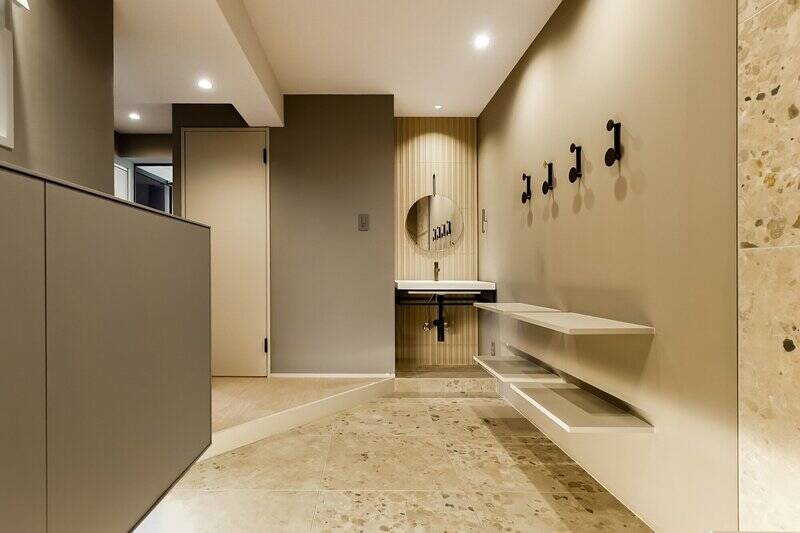 おおお！ 玄関扉を開けてびっくり。大判のタイルと、グレージュで統一された広々とした空間が出迎えてくれました。