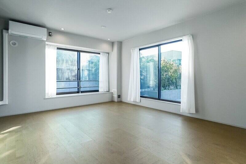 約16帖のLDKに足を運ぶと、北西・南西・南東の三面に窓があり、やさしい光に満ちた空間が広がっています。