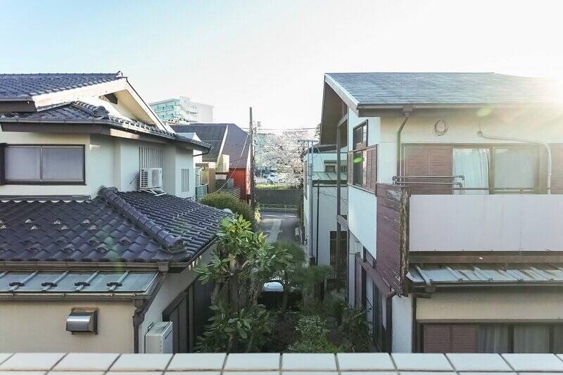 バルコニーからの眺望。チラッと桜が見えましたよ。