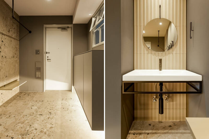 <b>左・</b>ハンガーパイプは来客時のコートかけなどにぴったり。／<b>右・</b>正面には、洗面台が設けられています。丸い鏡と縦貼りのタイルがかわいい♡