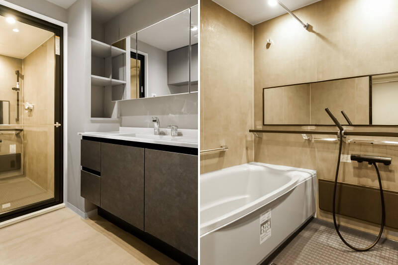 <b>左・</b>浴室のガラス扉が印象的な洗面室。洗面台本体以外にも棚があり、水まわり用品もすっきりと収まりそうです。／<b>右・</b>ベージュで統一された1418サイズのユニットバス。浴室乾燥も付いていますよ。