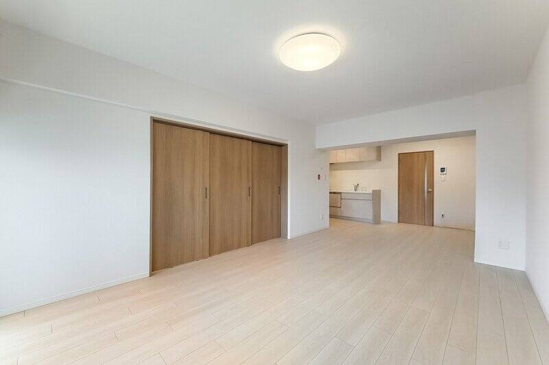 反対側からのカット。梁を境に、リビングとキッチンがゆるやかにゾーニングされています。