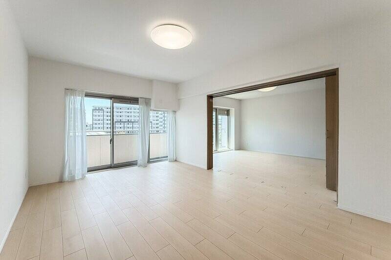 3枚引き戸を開ければ、リビングに隣接する洋室Aとひと続きの空間に。拡張リビングとしても利用できます。