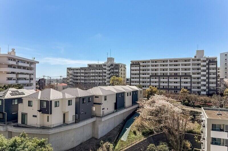 空がよく見えますね。周辺の建物と距離があるので、圧迫感は感じません。