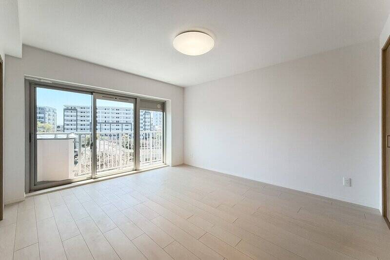 広さ約8.1帖。洋室Aからもバルコニーへアクセス可能です。