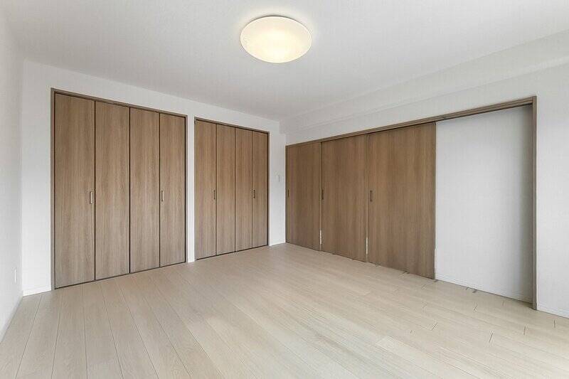 折れ戸2枚分の収納をふたつ用意。