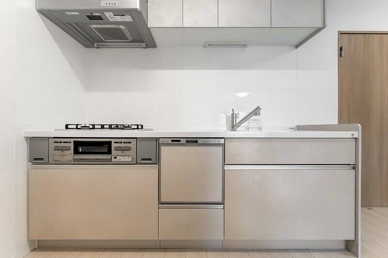 キッチンは、3口ガスコンロ・食洗機・浄水器を完備。背面には、冷蔵庫置き場とカップボードを並べて置けるスペースが確保されています。